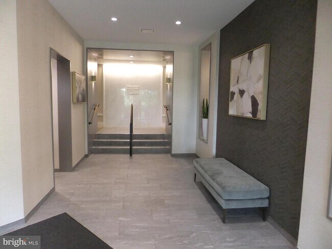 Building Photo - 1650 Oakwood Dr