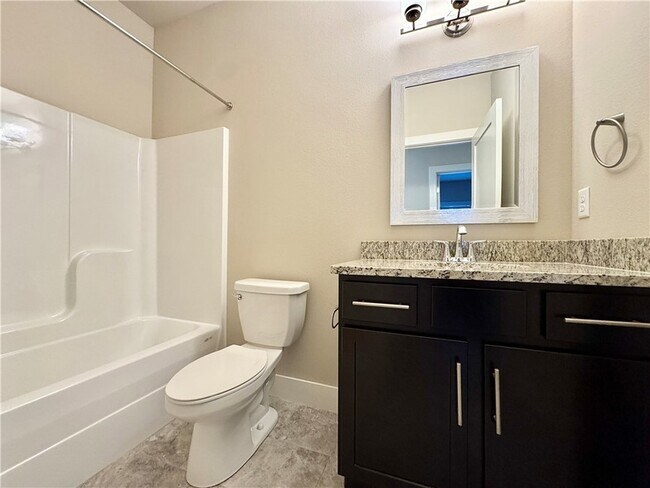 Building Photo - 921 NE Hts Ln