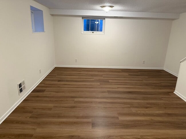 Building Photo - Beautiful 2 Bed 2 Bath Clarendon End-Unit ...