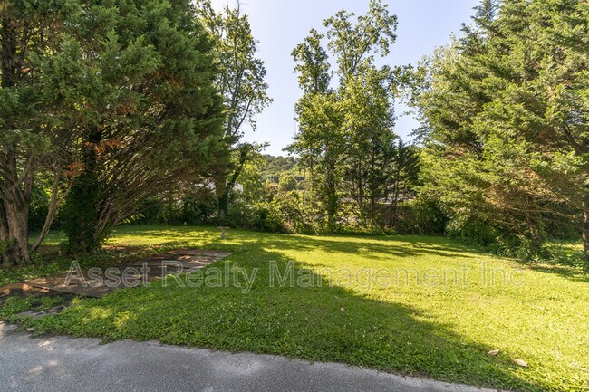 Building Photo - 708 Dutch Valley Drive Northeast - 1