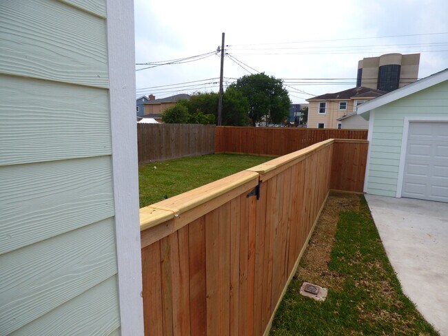 Building Photo - 3529 Topeka St