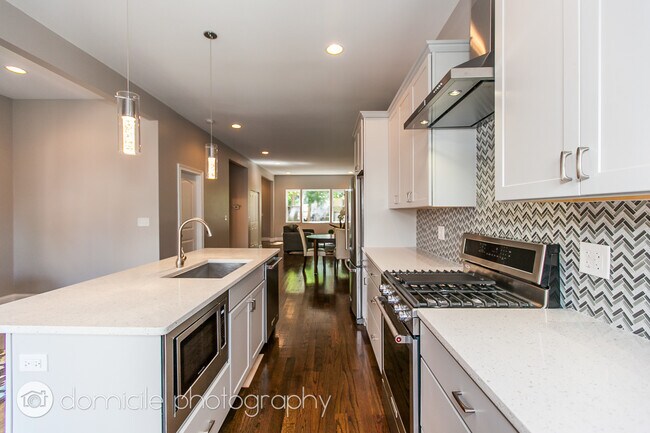 Building Photo - 806 S Oakley Blvd