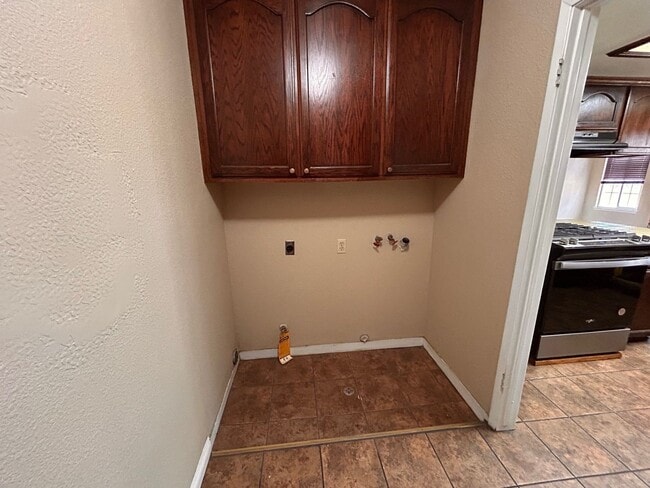 Building Photo - Cute home for rent in Tulare