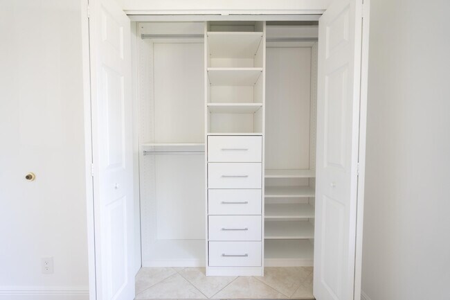 Building Photo - 2108 S Cypress Bend Dr