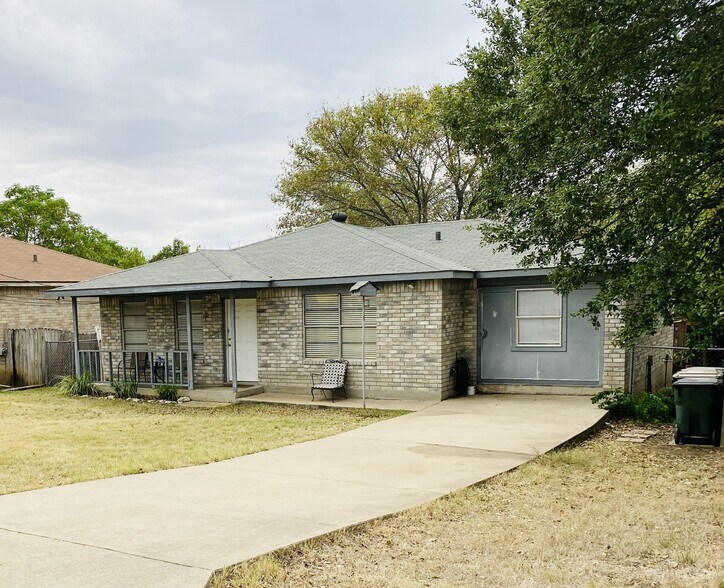 Front yard - 1918 Castle Gate Cir