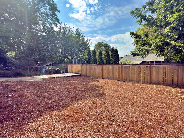 Building Photo - 125 NE 84th Ave