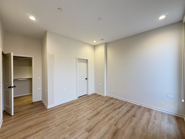 Building Photo - 3207 N Narragansett Ave