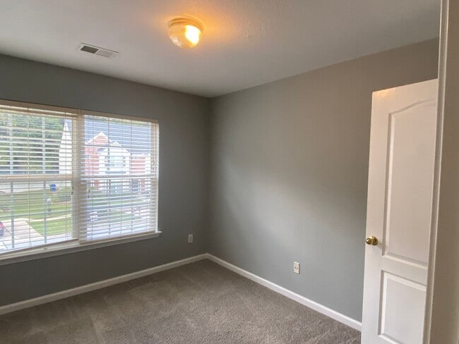 Building Photo - 3bedroom/2.5 bath Condo $1,495 -  Ready fo...