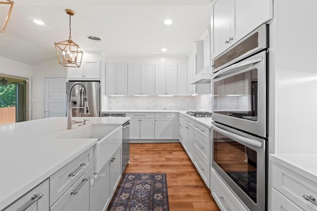 Building Photo - 5512 Delwood Dr