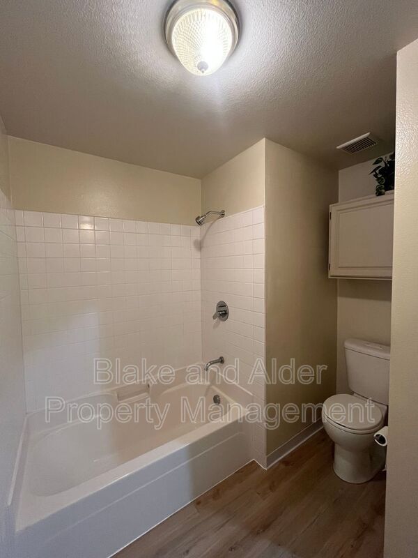 Building Photo - 5531 SW Lombard Ave