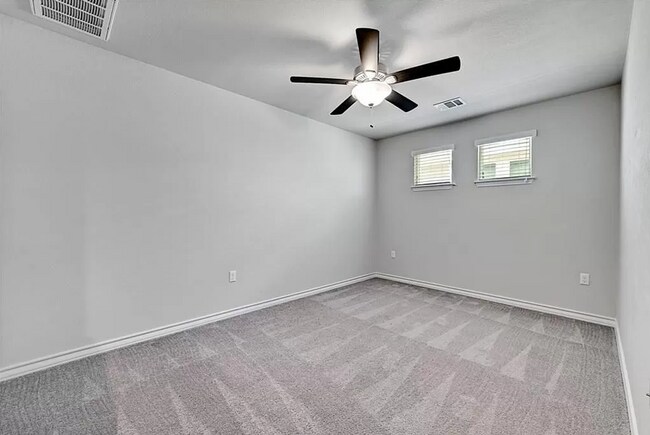 Building Photo - Adorable 3 Bed / 2.5 Bath Home in 51 East
