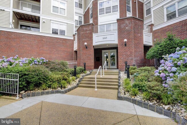 Building Photo - 1645 International Dr