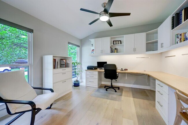 Building Photo - 2500 Pinewood Terrace