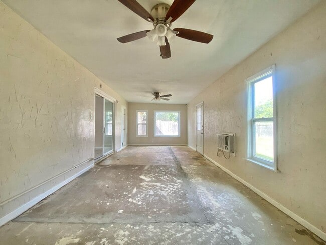 Building Photo - 3 bed 1 bath 2 car garage now available in...
