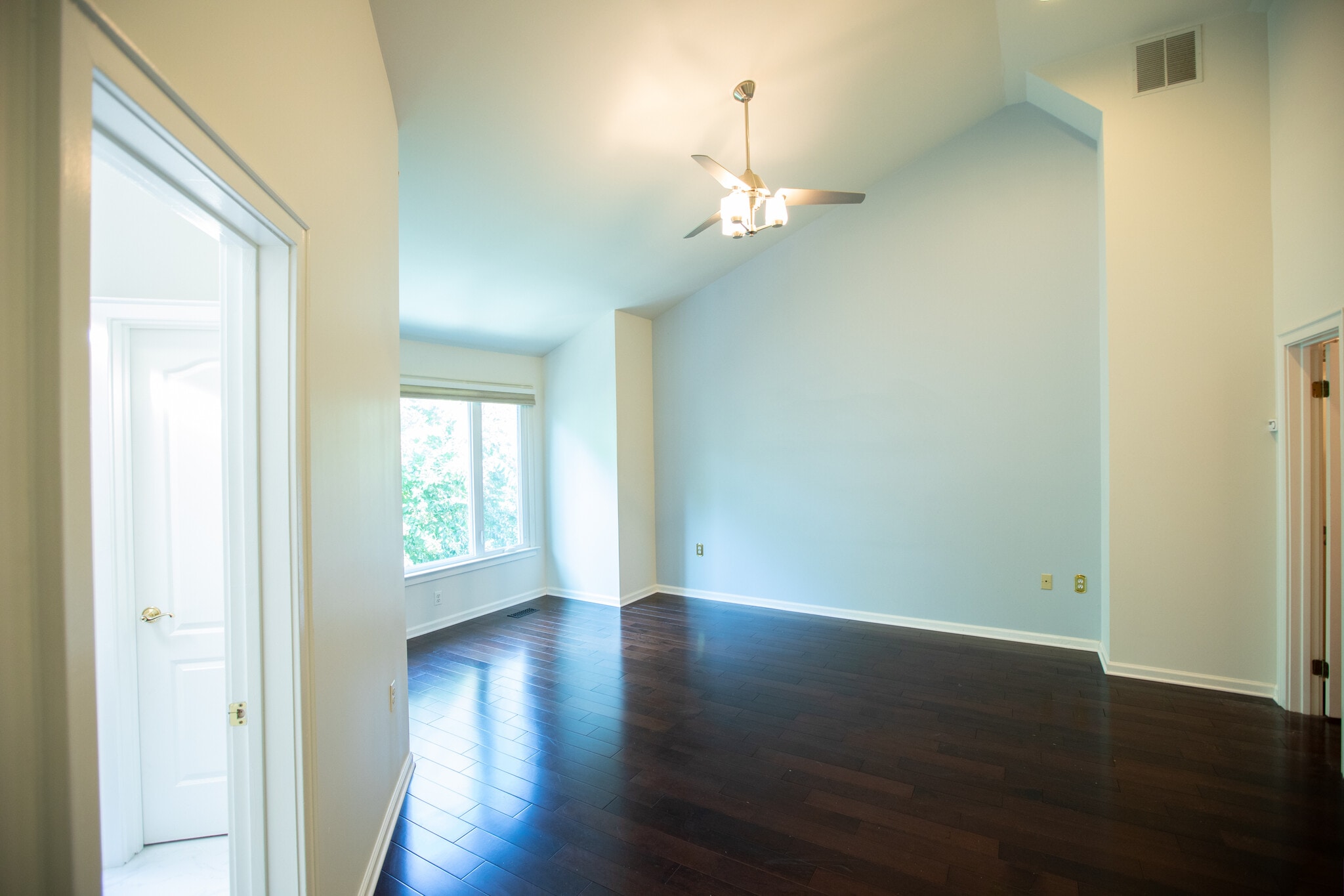 Master bedroom with high ceilings - 4006 Dogberry Ln