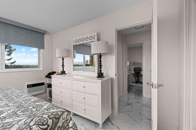 Building Photo - 2400 NE 9th St