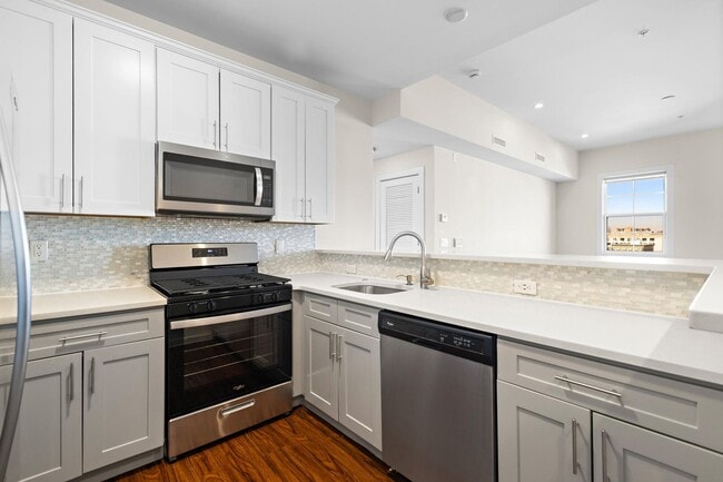 Building Photo - 6200 Hudson Ave