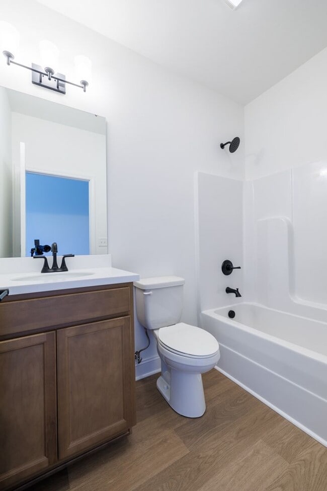 Building Photo - ONE-MONTH FREE RENT Move-Incentitive!!! Ne...