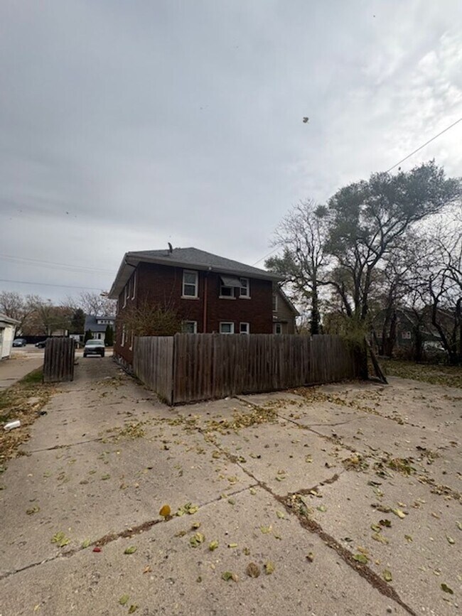 Building Photo - 2405 N Sheridan Rd