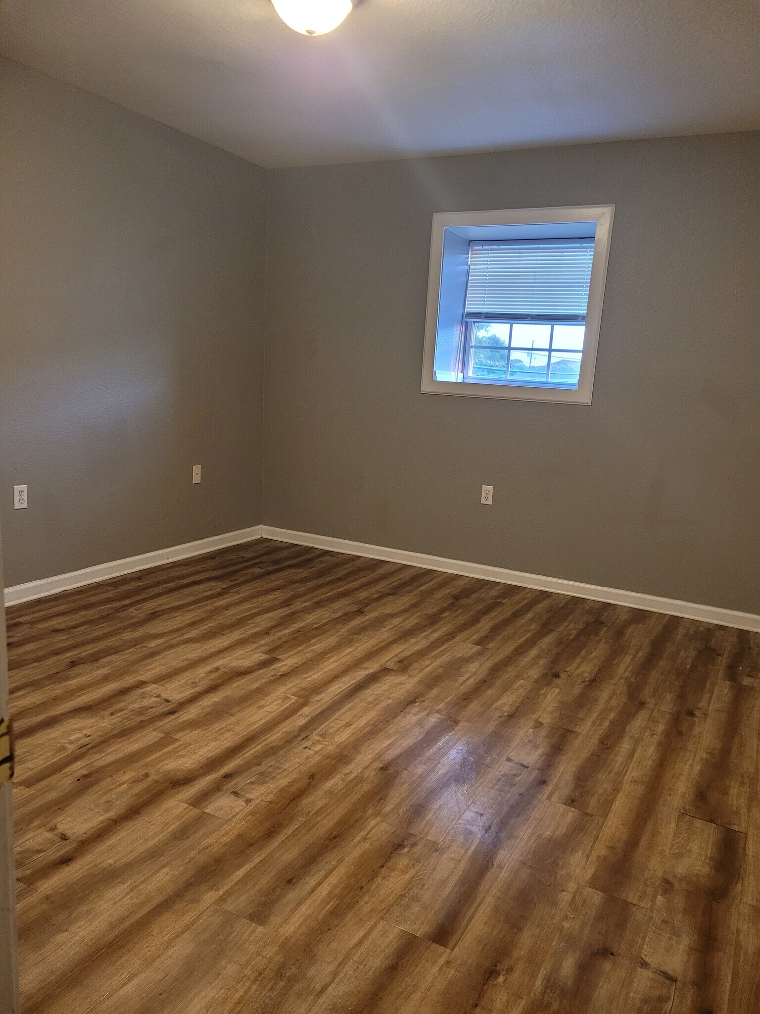 Building Photo - 3409 Golden Dr