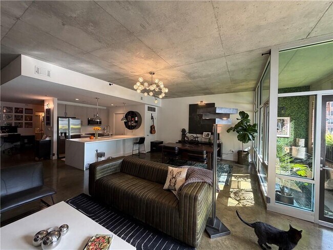 Building Photo - 845 Spring St NW