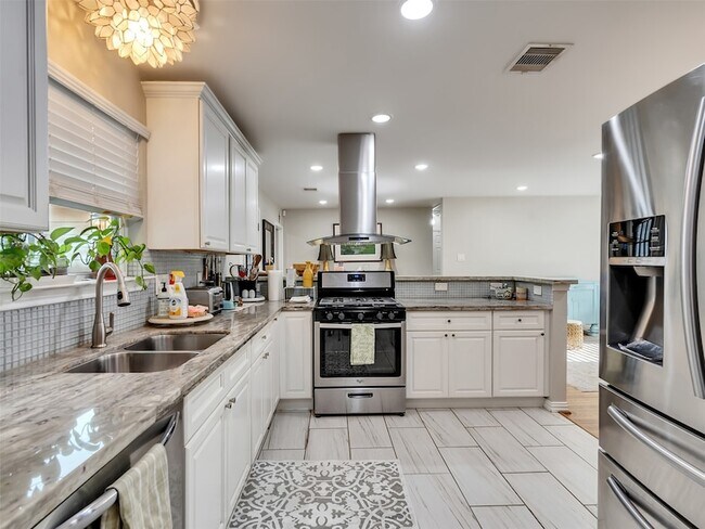 Building Photo - 10309 Chesterfield Dr