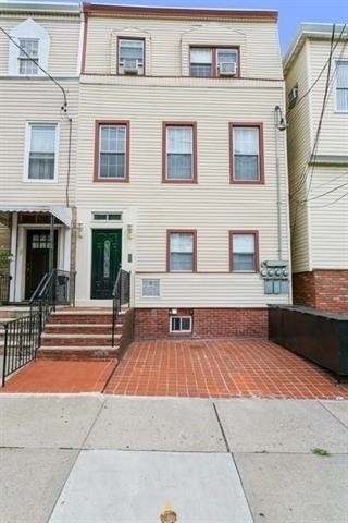 Building Photo - 320 6th St