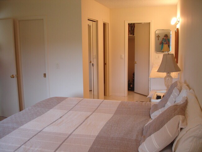 Building Photo - 1111 Boxwood Dr