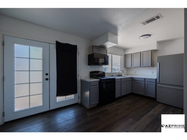 Building Photo - Come Home to Comfort in This Charming 2/1 ...