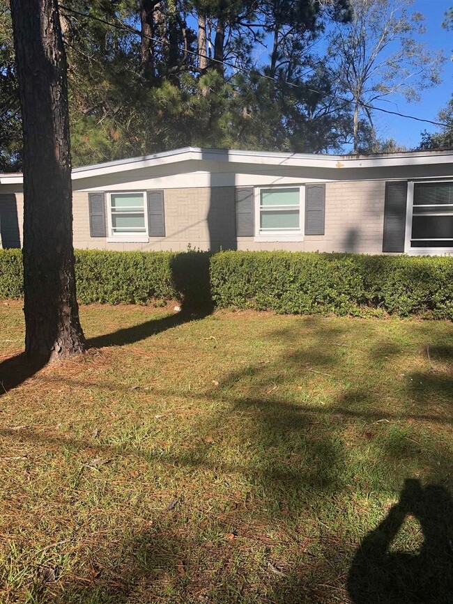 Building Photo - 4 Bedroom 2 Bath