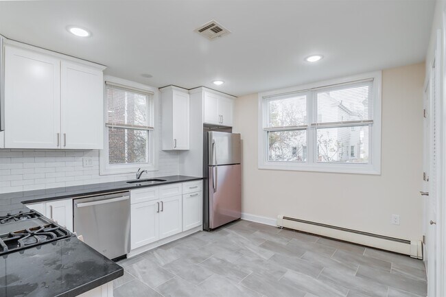 Building Photo - 77 W 50th St