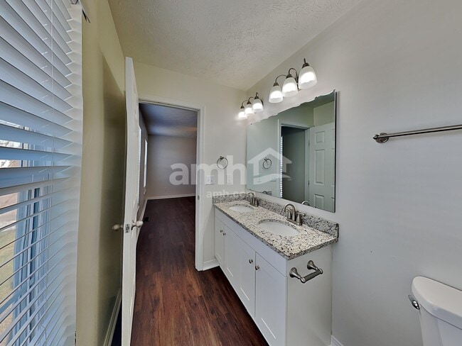 Building Photo - 2159 Glenview Dr