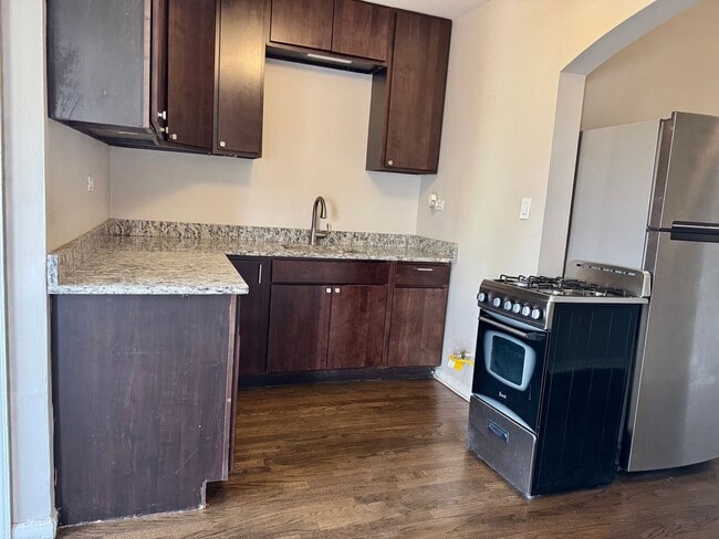Building Photo - Bright & Spacious Logan Square Studio