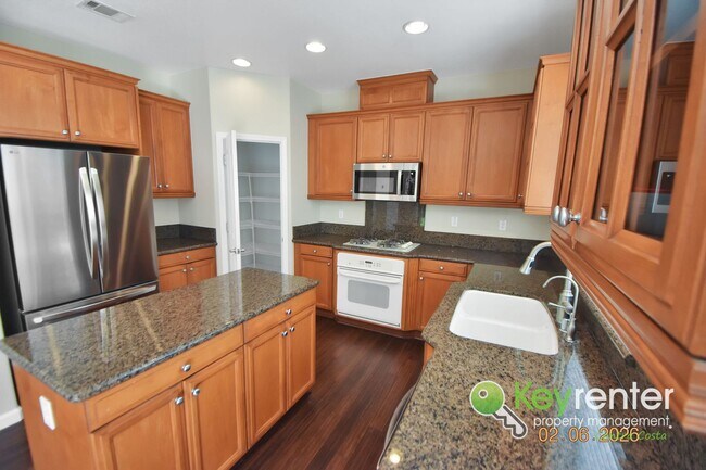 Building Photo - Beautiful 4 Bedroom Windemere Home on Corner Lot