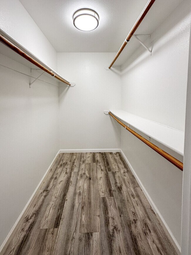 Building Photo - 1240 W Mariposa Ave