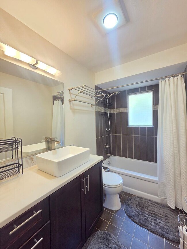 Building Photo - $1,950 - 2 Bed / 1 Bath Fully Furnished Condo in Secure Building in Rockwood/Manito Neighborhood