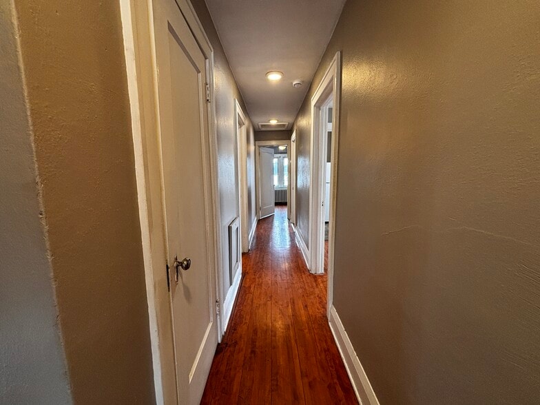 Building Photo - 523 S Mill St