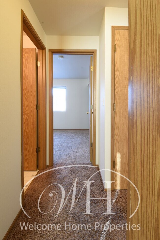 Building Photo - Fresh Clean Apartment Close to WWU