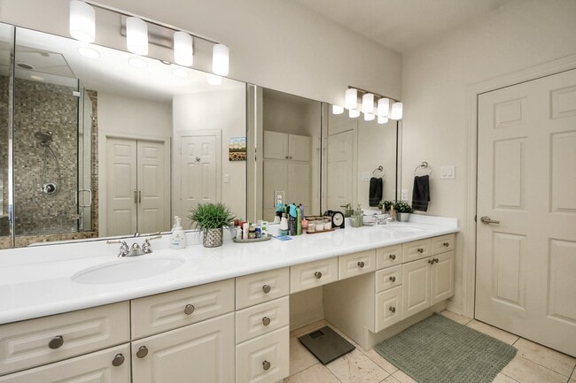 Building Photo - 825 Rosine St