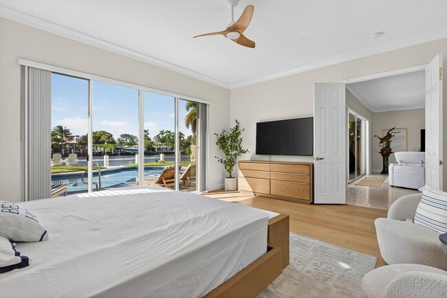 Building Photo - 513 S Riverside Dr