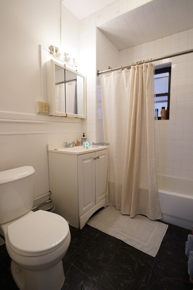 Building Photo - 452 Park Dr