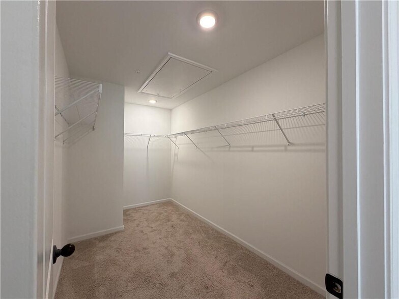 Building Photo - 727 Carmes Dr