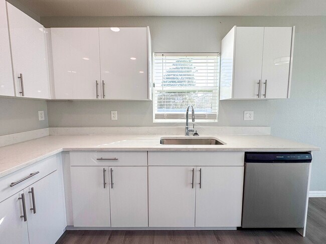 Building Photo - 6827 San Bruno Dr