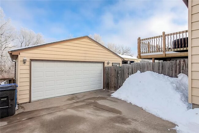 Building Photo - LOWER BEAVER!! 4 Bed, 2 Bath Home in Des Moines