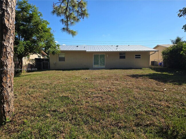 Building Photo - 3201 SE Hibiscus St