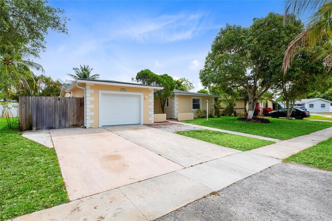 Building Photo - 842 SW 68th Ave