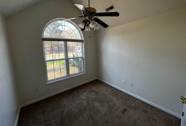 Building Photo - 3Bed/2Bath 1300 sq ft home!