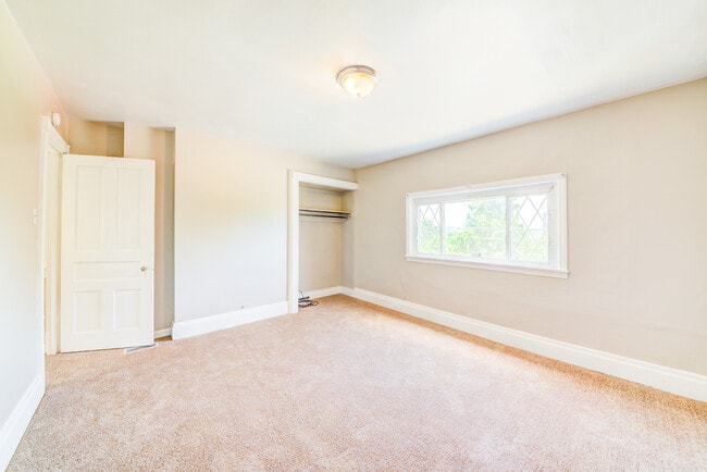 Building Photo - 1008 E Warrington Ave