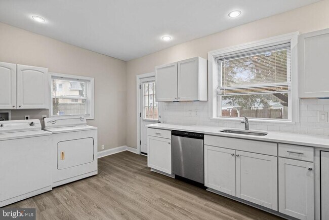 Building Photo - 716 E Railroad Ave