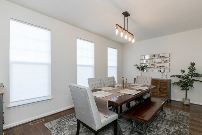 Building Photo - Luxurious 4-Bedroom Townhouse with 2 Car Garage in Manassas!